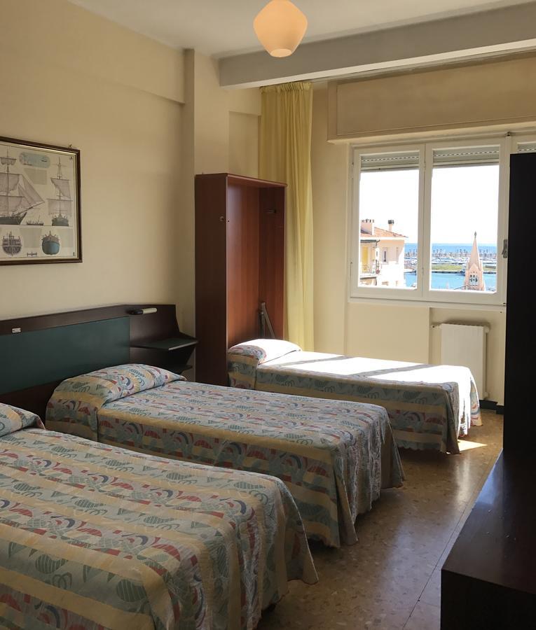 Hotel Robinia Imperia Exterior foto