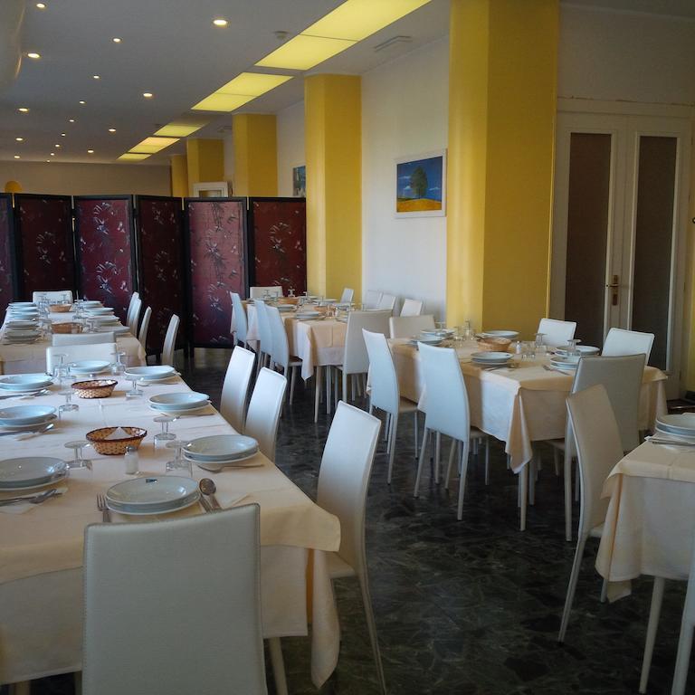 Hotel Robinia Imperia Exterior foto