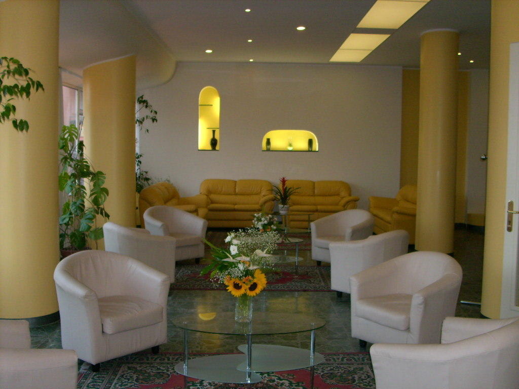 Hotel Robinia Imperia Exterior foto