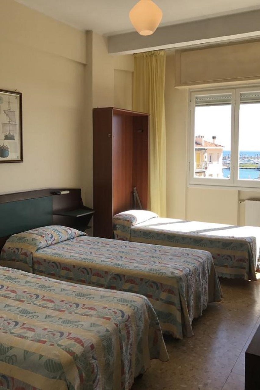 Hotel Robinia Imperia Exterior foto